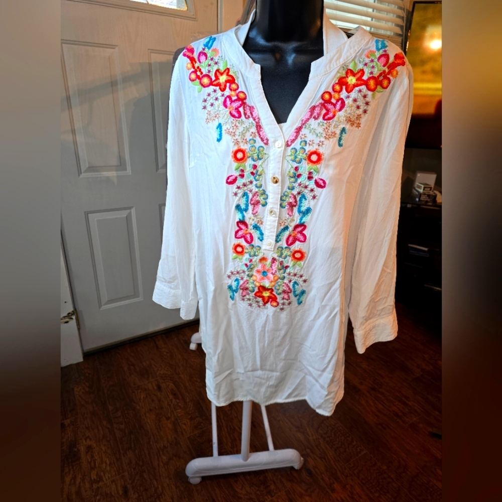 Solitaire white blouse floral embroidery